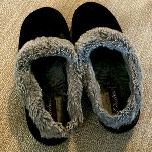 Sketchers slippers with grey lining black outside.
